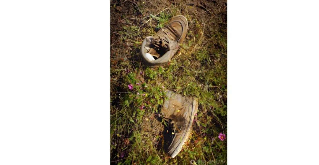 u 废弃物鞋子.jpg